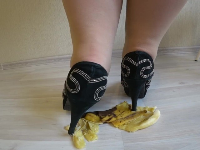 Fat Legs in Heeled Shoes Mercilessly Trampled a Banana. Crush Fetish 