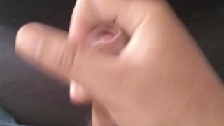 Chico de 25 años ,mastubandoce y terminando