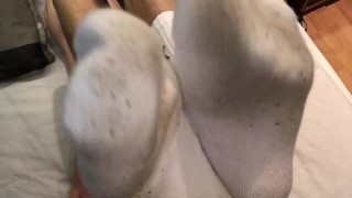 Masturberende Nederlandse jongen laat zijn vieze witte sokken zien