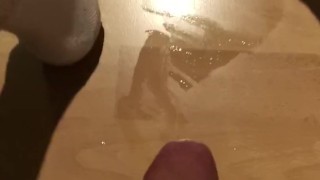 Nederlandse jongen komt klaar over witte Puma sokken