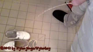 Alte Arbeitsschuhe bepissen