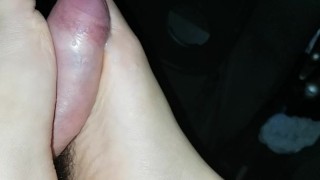 Lo schiavo viene sui piedi di padrona Darkshine durante un footjob