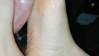 Lo schiavo viene sui piedi di padrona Darkshine durante un footjob