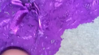 Masturbándome en mis bragas a escondidas