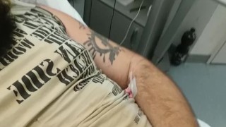 Schnell spritzen beim wichsen im Krankenhaus