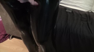 Anziehen von Latex Leggings