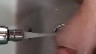 Gli lavo il cazzo da brava passiva sottomessa