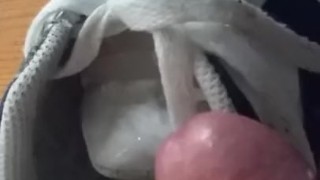 Grosse éjac sur mes Nike !