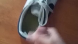 Grosse éjac sur mes Nike !