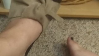 Uh-oh, I didn't get all my pee on my feet!
