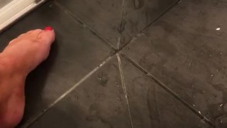 Pissing while fingering myself
