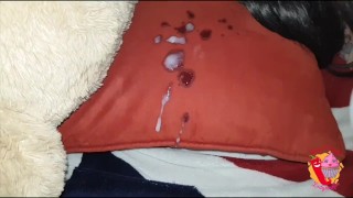 Fratellastro e sorellastra giocano al gioco della bottiglia