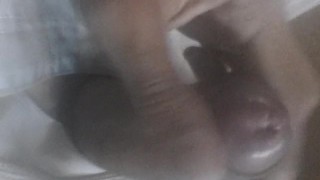 Me hago una buena paja y casi me descubre mi madre