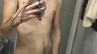  hétéro joue avec sa bite de beau 
