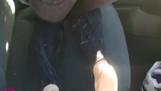 Un guardone sborra sui piedi della mia ragazza mentre mi fa un pompino