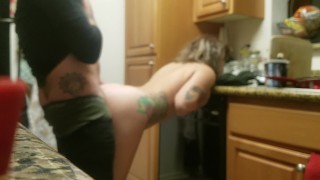 Fast quickie in the kitchen before the roommates gets home