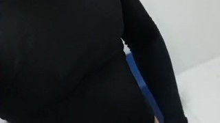 merodeando solo en los baños del gym