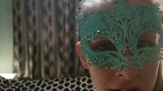 Petite chatte vicieuse se verse de la cire chaude et se branle le fion !