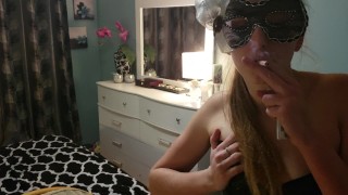 Mylie Blonde fetish de fumeuse et langage vulgaire