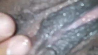 Rubbing the clit til she cums