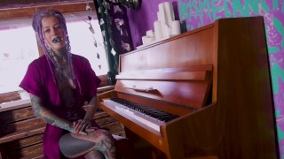 Anuskatzz like to introduce herself !