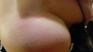Chatte avec une queue dans l'anus se fait malmenée et cracher au visage