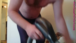 Staubsaugen in Blauer Feinstrumpfhose