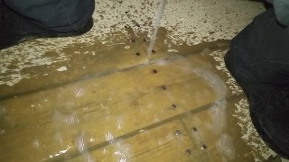 Je marque la cabine de baseball avec ma pisse