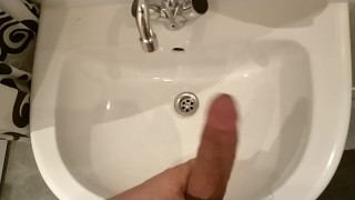 WHO ist swinging His stepbrothers cock in the mirror?