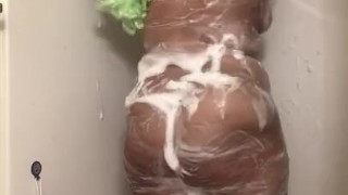 ASS CLAPPING AND SHAKING IN WET MODE!
