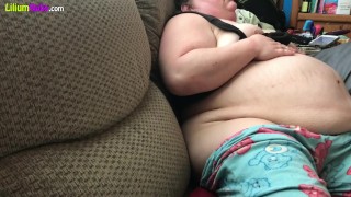 Fatty Rubs Her Body