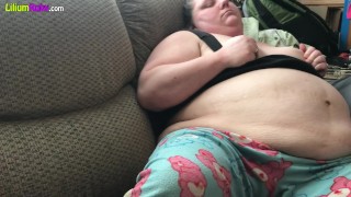 Fatty Rubs Her Body