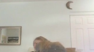 Blonde twerks for fun