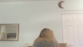 Blonde twerks for fun