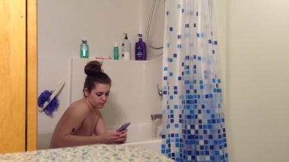 真正的室友在浴室里裸体！