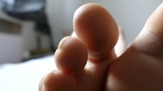 Close up de mes pieds d'ado pendant que je me masturbe
