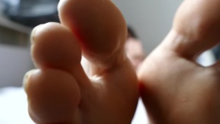 Close up de mes pieds d'ado pendant que je me masturbe