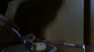 Kuchen essen für Herrin Mira