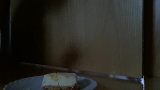 Kuchen essen für Herrin Mira