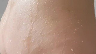 LE GUSTA SEDUCIR HASTA CUANDO SE DUCHA