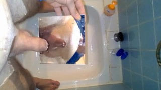 An einen Spiegel gepisst