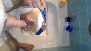 An einen Spiegel gepisst