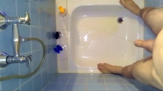 Die Dusche wird total verpisst