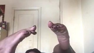 Look at my feet while I play in this pussy