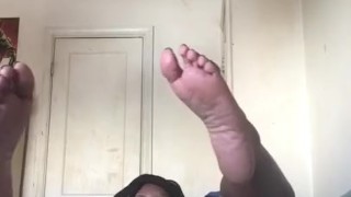 Look at my feet while I play in this pussy