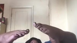 Look at my feet while I play in this pussy