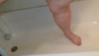 Chubby wife's quick pee in the tub