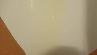 Big bathtub piss