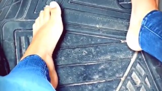 Pedal pumping in sneakers and barefoot