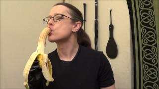 Athletic Babe Deepthroats Banana